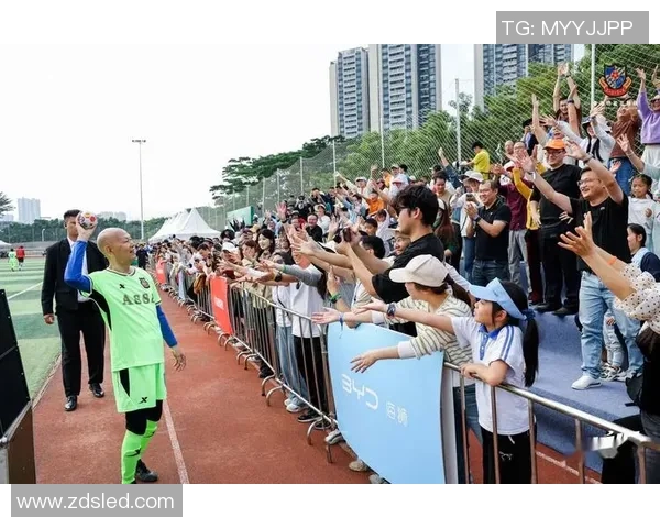 在异国街头邂逅足球巨星的奇妙瞬间与难忘回忆